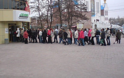 Очередь в абонотдел на Рокоссовского